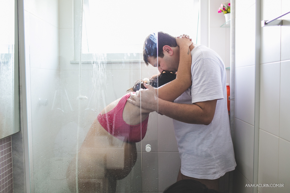 Parto natural domiciliar de Helena, filha de Clarissa Ornellas Bagno e Felipe Bagno, fotografado por Ana Kacurin no Rio de Janeiro.