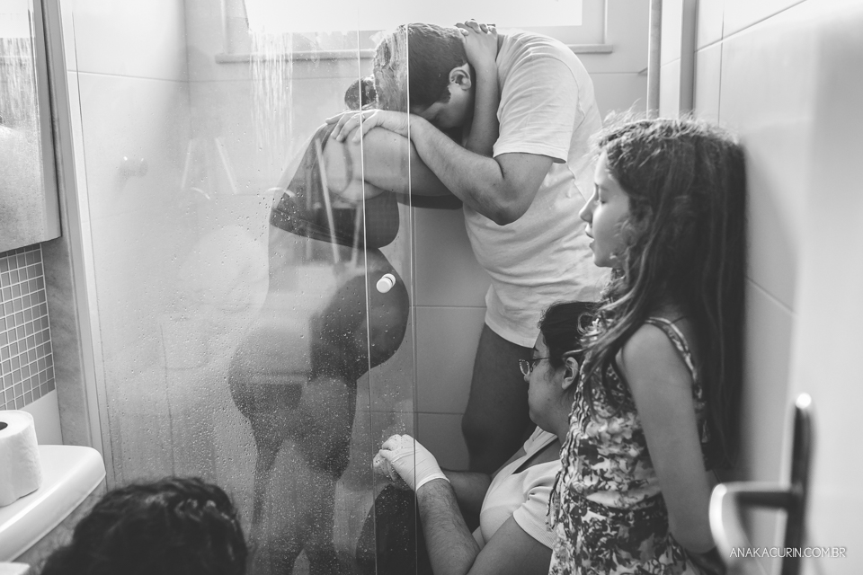 Parto natural domiciliar de Helena, filha de Clarissa Ornellas Bagno e Felipe Bagno, fotografado por Ana Kacurin no Rio de Janeiro.