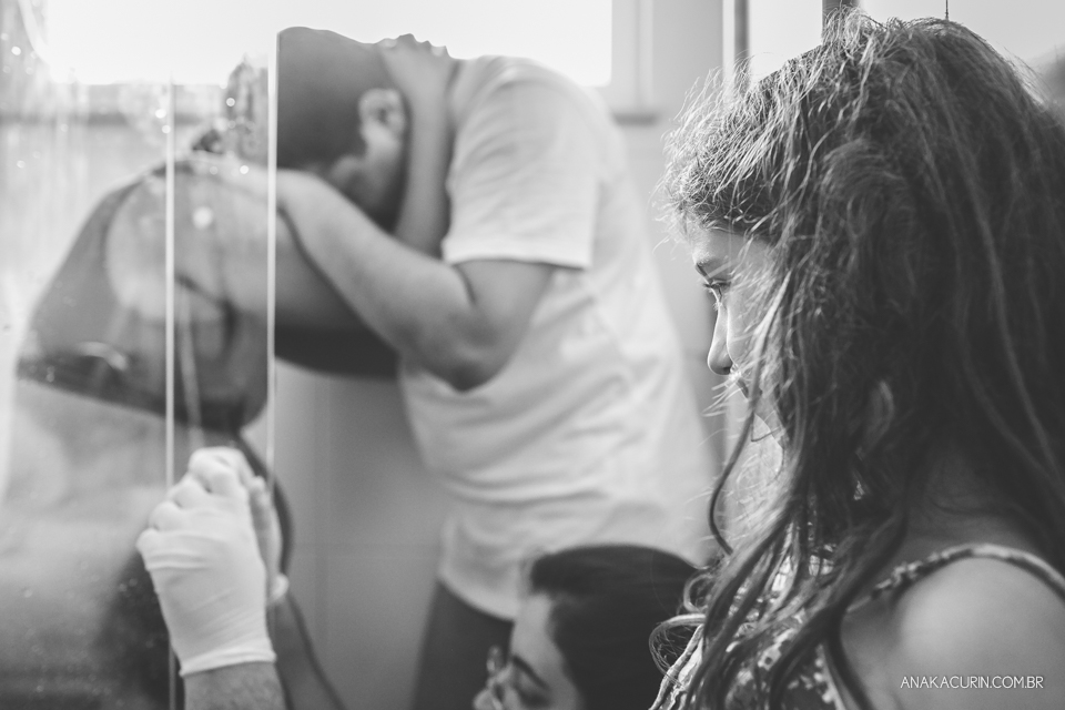 Parto natural domiciliar de Helena, filha de Clarissa Ornellas Bagno e Felipe Bagno, fotografado por Ana Kacurin no Rio de Janeiro.