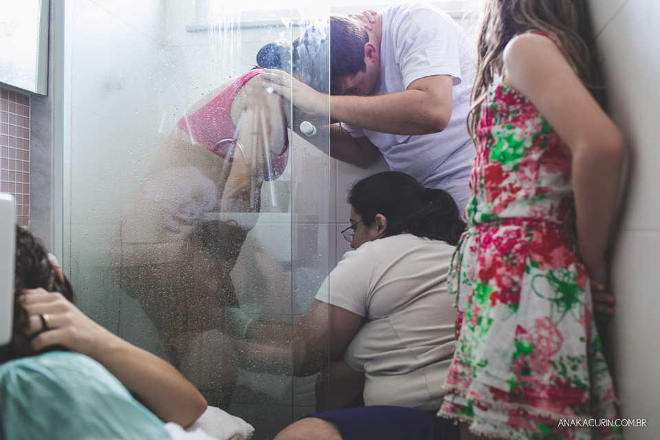 Parto natural domiciliar de Helena, filha de Clarissa Ornellas Bagno e Felipe Bagno, fotografado por Ana Kacurin no Rio de Janeiro.
