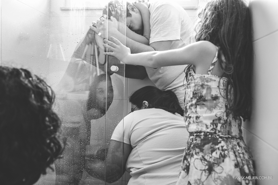 Parto natural domiciliar de Helena, filha de Clarissa Ornellas Bagno e Felipe Bagno, fotografado por Ana Kacurin no Rio de Janeiro.