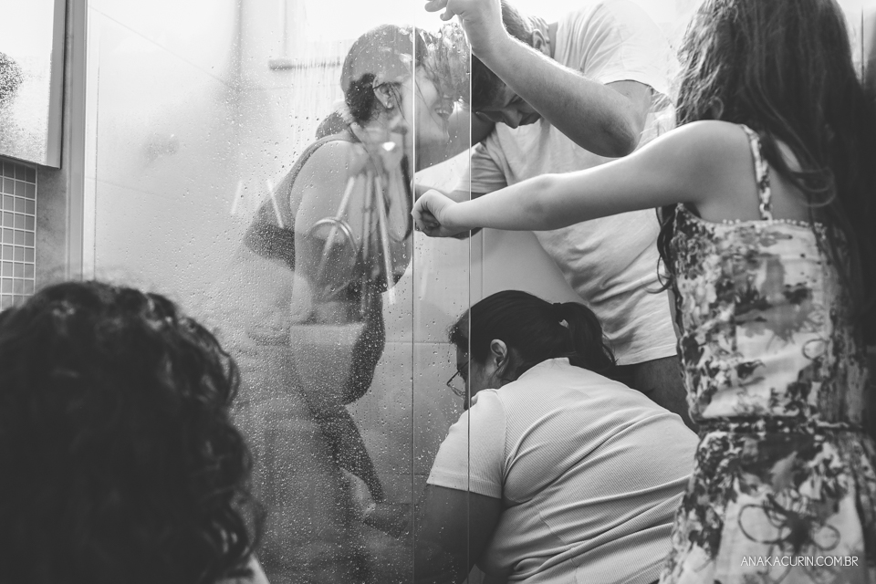 Parto natural domiciliar de Helena, filha de Clarissa Ornellas Bagno e Felipe Bagno, fotografado por Ana Kacurin no Rio de Janeiro.