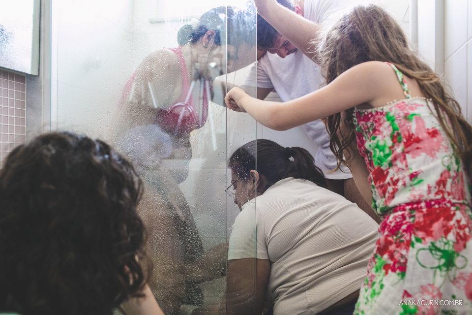 Parto natural domiciliar de Helena, filha de Clarissa Ornellas Bagno e Felipe Bagno, fotografado por Ana Kacurin no Rio de Janeiro.