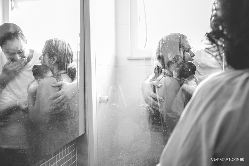 Parto natural domiciliar de Helena, filha de Clarissa Ornellas Bagno e Felipe Bagno, fotografado por Ana Kacurin no Rio de Janeiro.