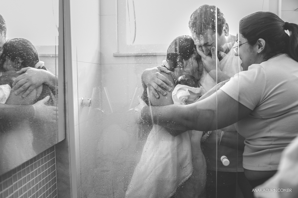 Parto natural domiciliar de Helena, filha de Clarissa Ornellas Bagno e Felipe Bagno, fotografado por Ana Kacurin no Rio de Janeiro.