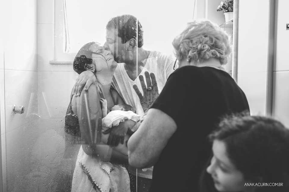 Parto natural domiciliar de Helena, filha de Clarissa Ornellas Bagno e Felipe Bagno, fotografado por Ana Kacurin no Rio de Janeiro.