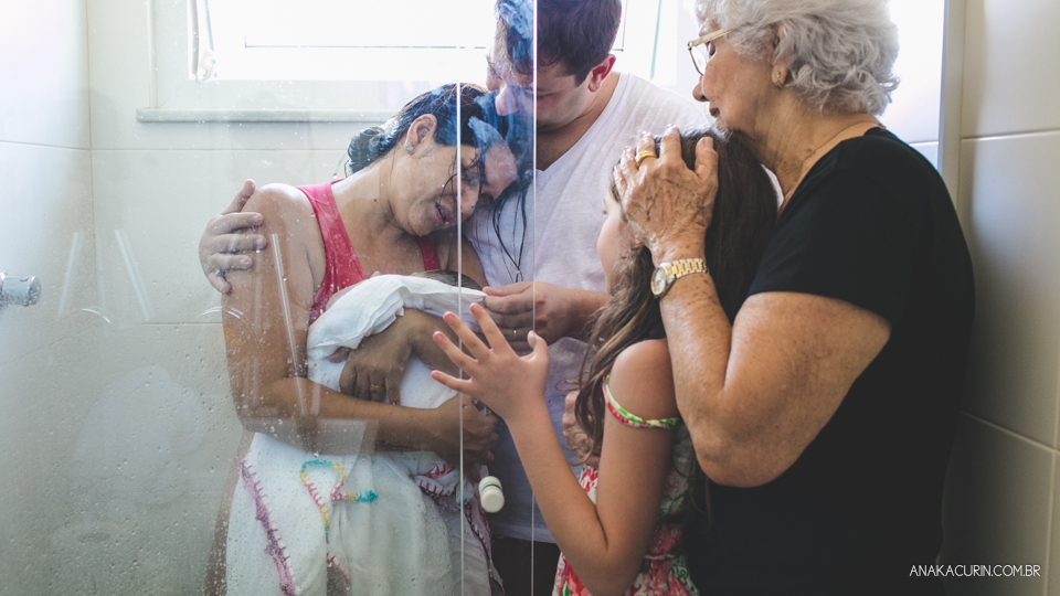 Parto natural domiciliar de Helena, filha de Clarissa Ornellas Bagno e Felipe Bagno, fotografado por Ana Kacurin no Rio de Janeiro.