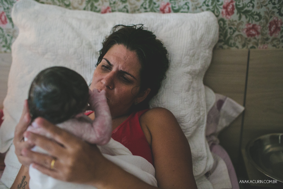 Parto natural domiciliar de Helena, filha de Clarissa Ornellas Bagno e Felipe Bagno, fotografado por Ana Kacurin no Rio de Janeiro.