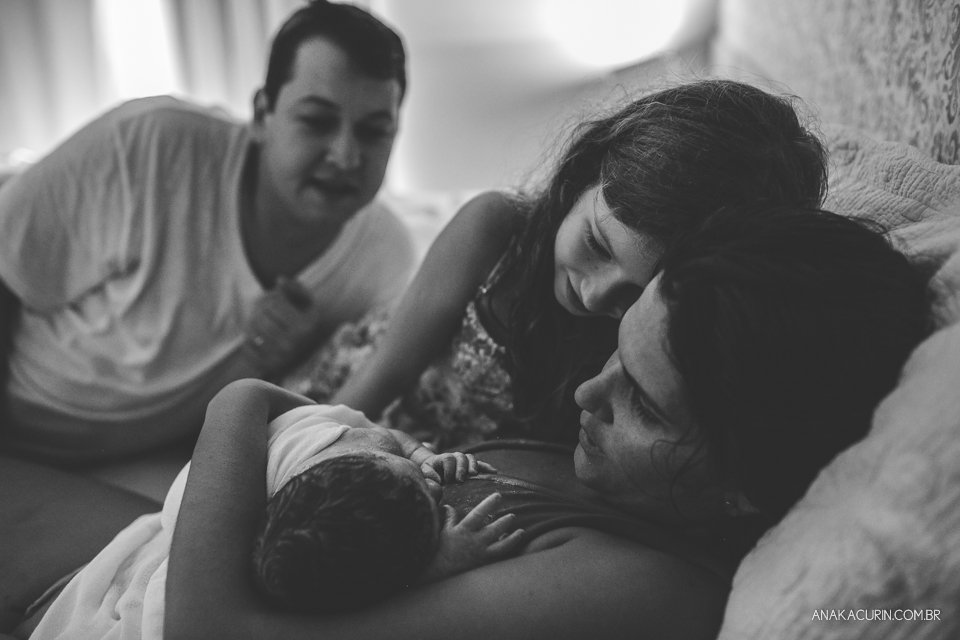 Parto natural domiciliar de Helena, filha de Clarissa Ornellas Bagno e Felipe Bagno, fotografado por Ana Kacurin no Rio de Janeiro.