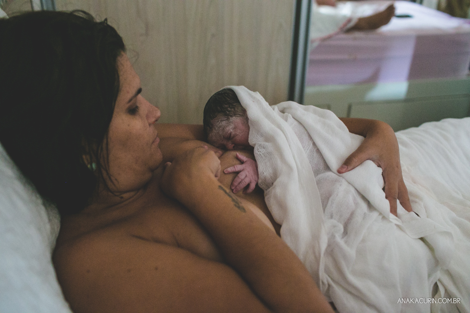 Parto natural domiciliar de Helena, filha de Clarissa Ornellas Bagno e Felipe Bagno, fotografado por Ana Kacurin no Rio de Janeiro.
