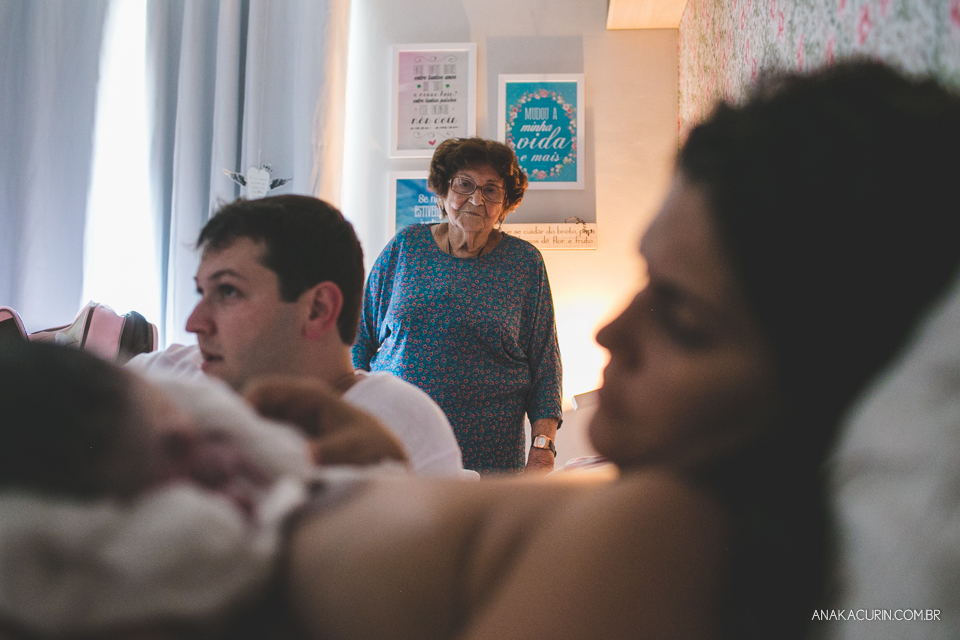 Parto natural domiciliar de Helena, filha de Clarissa Ornellas Bagno e Felipe Bagno, fotografado por Ana Kacurin no Rio de Janeiro.
