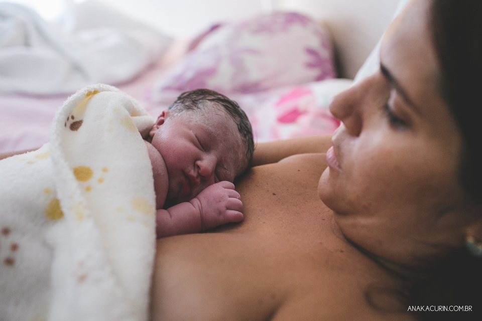 Parto natural domiciliar de Helena, filha de Clarissa Ornellas Bagno e Felipe Bagno, fotografado por Ana Kacurin no Rio de Janeiro.