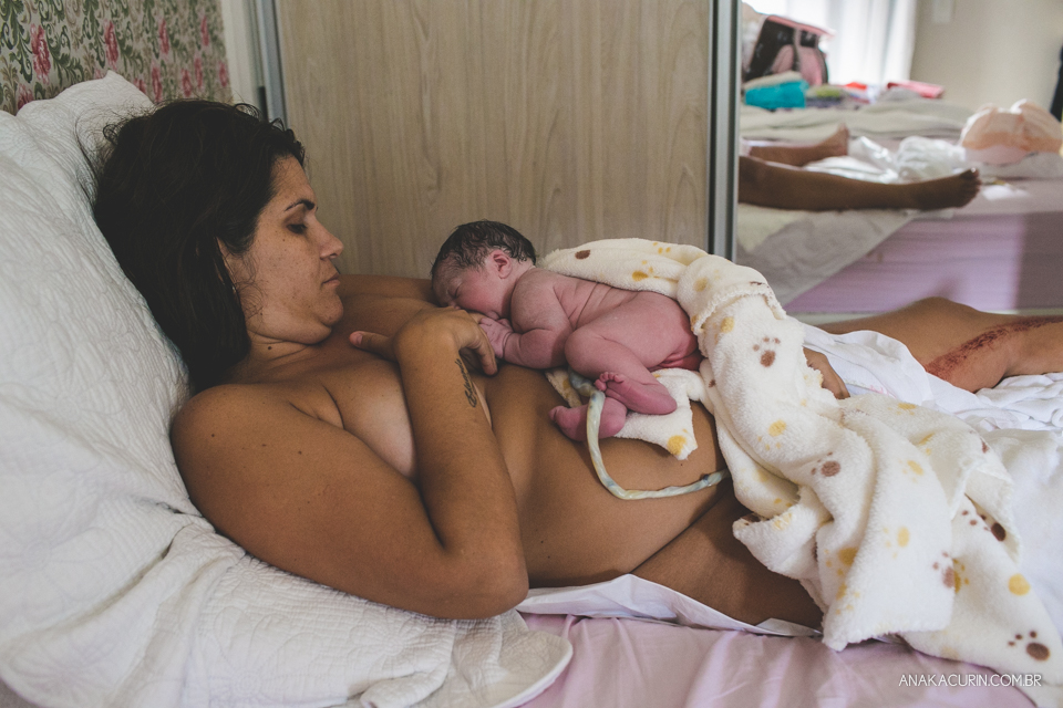 Parto natural domiciliar de Helena, filha de Clarissa Ornellas Bagno e Felipe Bagno, fotografado por Ana Kacurin no Rio de Janeiro.