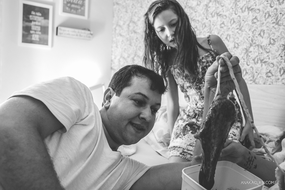 Parto natural domiciliar de Helena, filha de Clarissa Ornellas Bagno e Felipe Bagno, fotografado por Ana Kacurin no Rio de Janeiro.