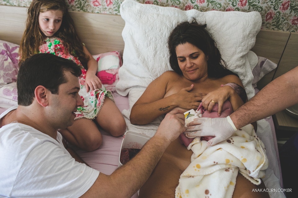 Parto natural domiciliar de Helena, filha de Clarissa Ornellas Bagno e Felipe Bagno, fotografado por Ana Kacurin no Rio de Janeiro.