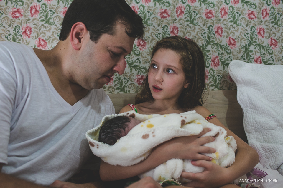 Parto natural domiciliar de Helena, filha de Clarissa Ornellas Bagno e Felipe Bagno, fotografado por Ana Kacurin no Rio de Janeiro.