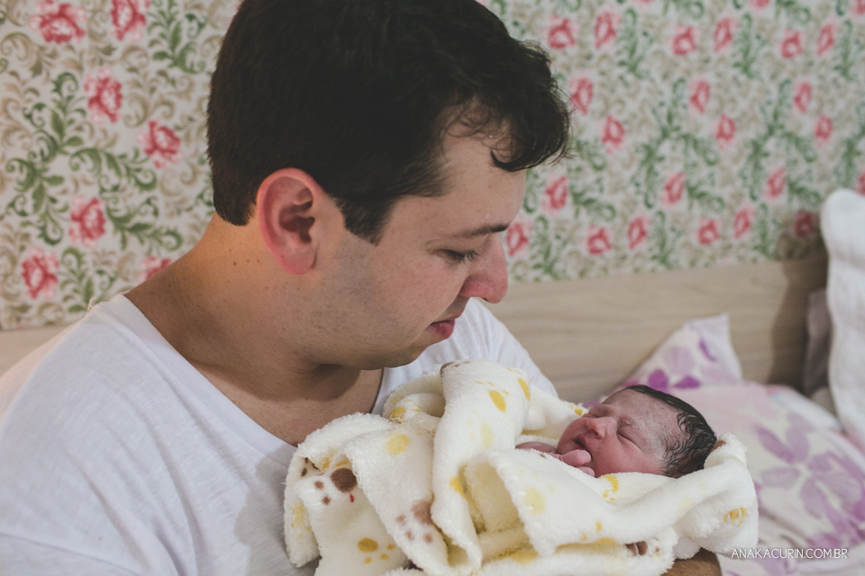 Parto natural domiciliar de Helena, filha de Clarissa Ornellas Bagno e Felipe Bagno, fotografado por Ana Kacurin no Rio de Janeiro.