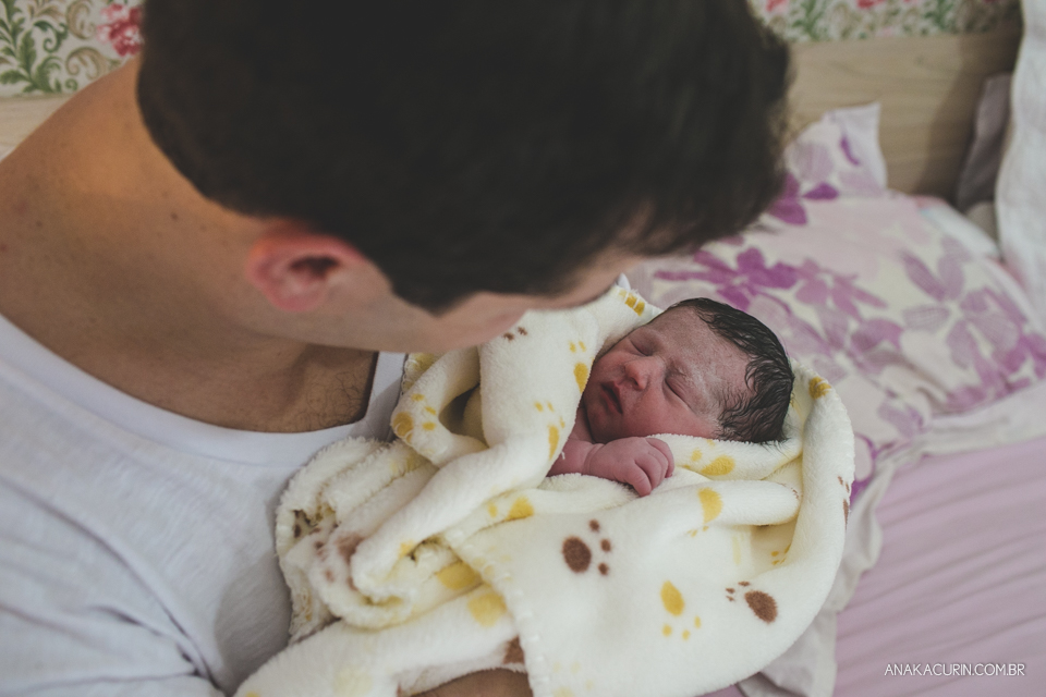 Parto natural domiciliar de Helena, filha de Clarissa Ornellas Bagno e Felipe Bagno, fotografado por Ana Kacurin no Rio de Janeiro.
