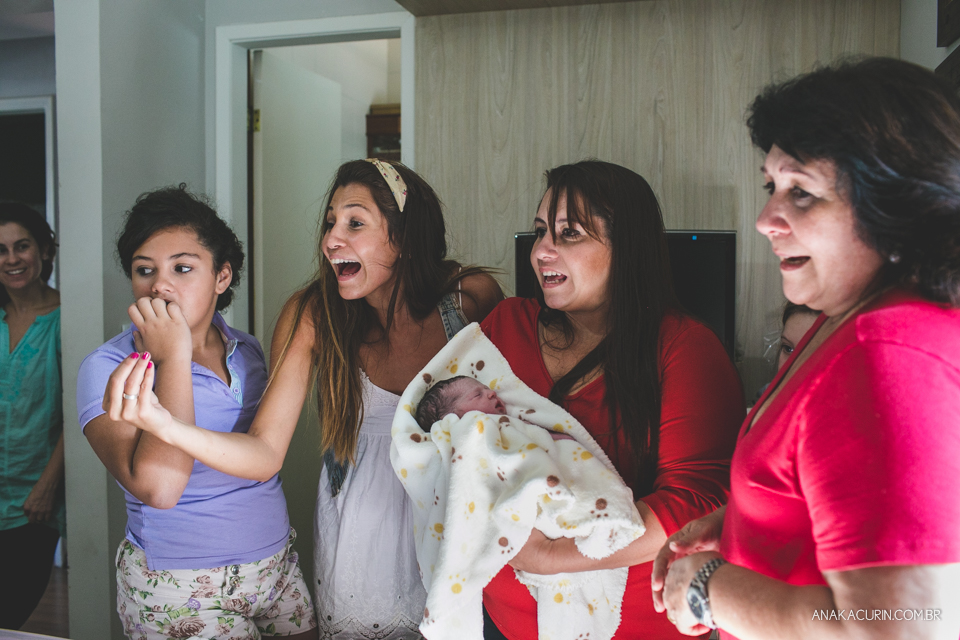 Parto natural domiciliar de Helena, filha de Clarissa Ornellas Bagno e Felipe Bagno, fotografado por Ana Kacurin no Rio de Janeiro.