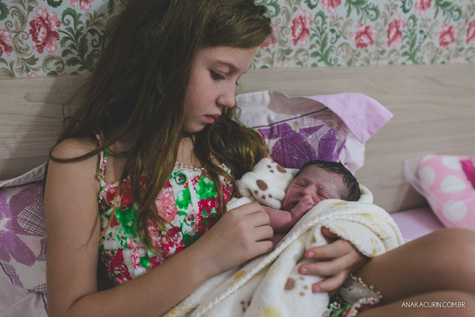 Parto natural domiciliar de Helena, filha de Clarissa Ornellas Bagno e Felipe Bagno, fotografado por Ana Kacurin no Rio de Janeiro.
