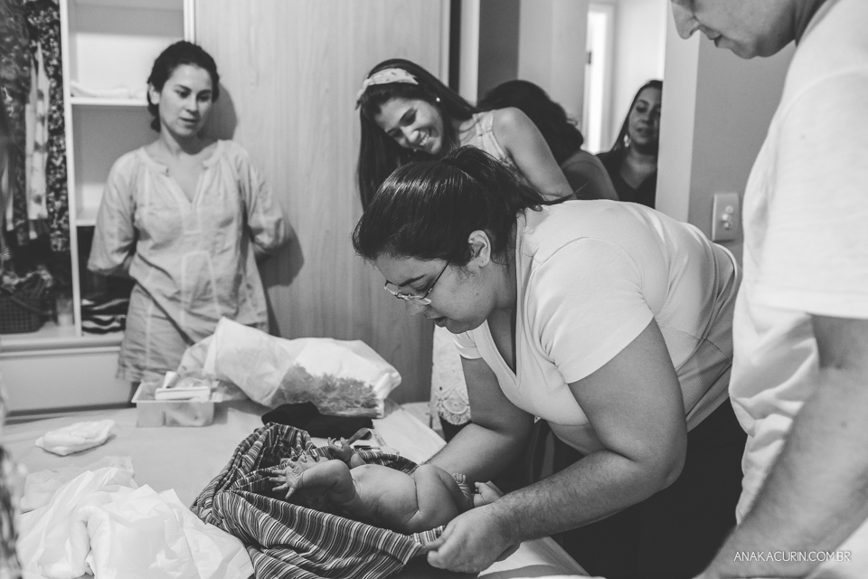 Parto natural domiciliar de Helena, filha de Clarissa Ornellas Bagno e Felipe Bagno, fotografado por Ana Kacurin no Rio de Janeiro.