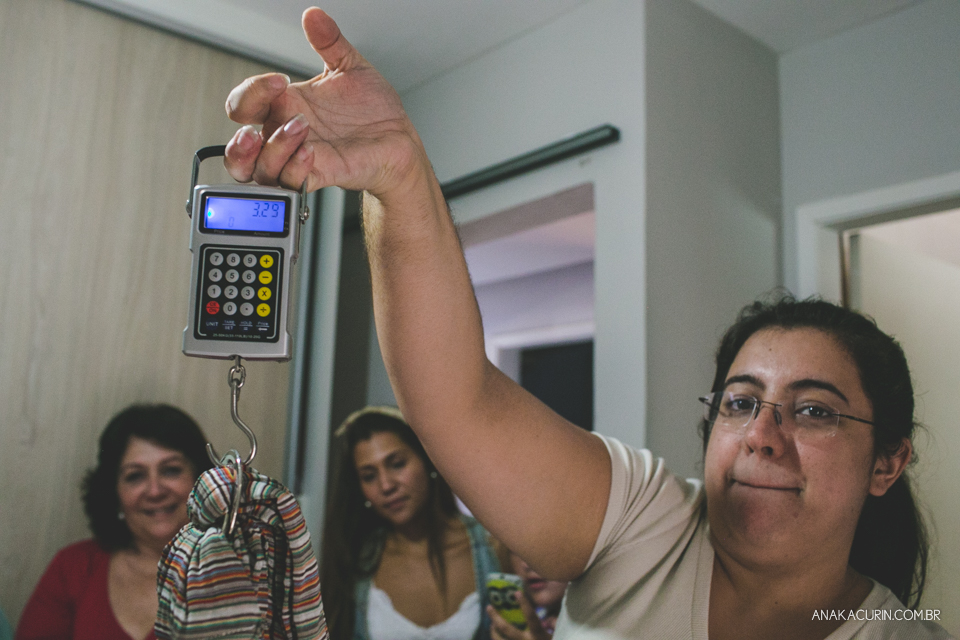 Parto natural domiciliar de Helena, filha de Clarissa Ornellas Bagno e Felipe Bagno, fotografado por Ana Kacurin no Rio de Janeiro.
