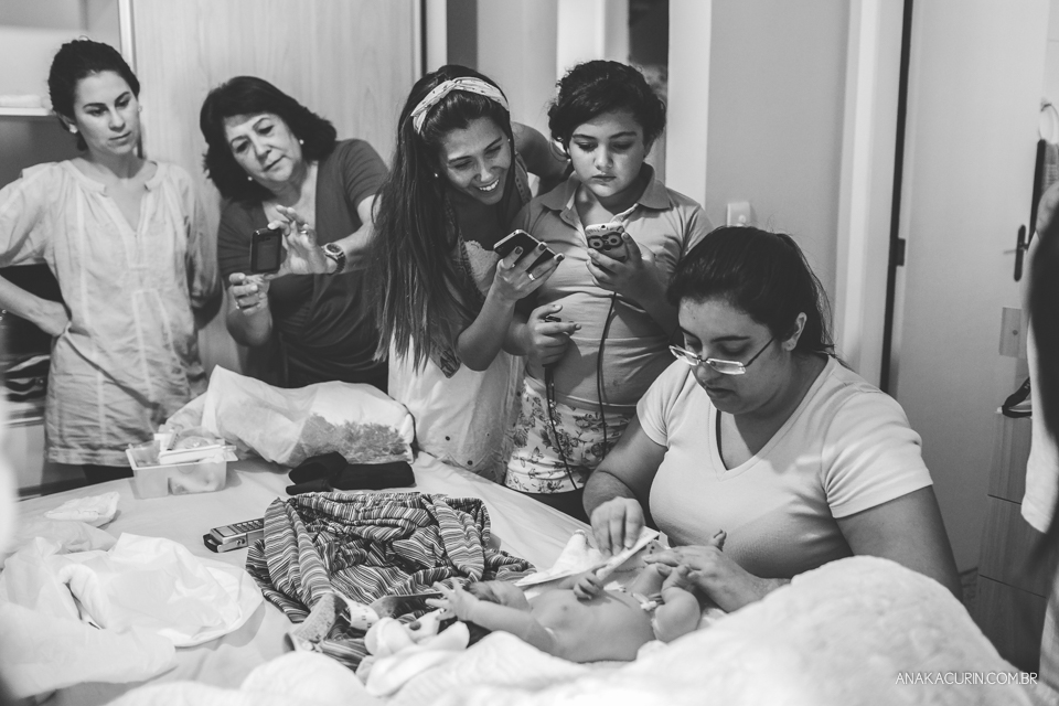 Parto natural domiciliar de Helena, filha de Clarissa Ornellas Bagno e Felipe Bagno, fotografado por Ana Kacurin no Rio de Janeiro.