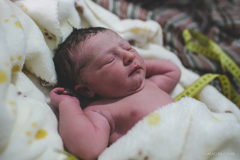 Parto natural domiciliar de Helena, filha de Clarissa Ornellas Bagno e Felipe Bagno, fotografado por Ana Kacurin no Rio de Janeiro.