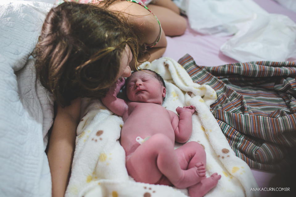 Parto natural domiciliar de Helena, filha de Clarissa Ornellas Bagno e Felipe Bagno, fotografado por Ana Kacurin no Rio de Janeiro.