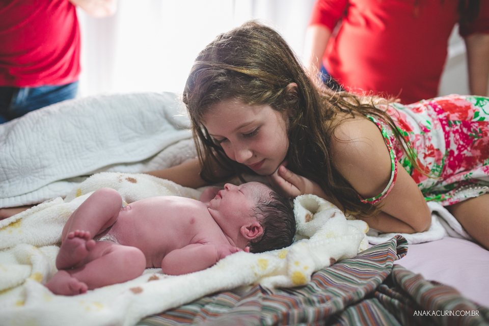 Parto natural domiciliar de Helena, filha de Clarissa Ornellas Bagno e Felipe Bagno, fotografado por Ana Kacurin no Rio de Janeiro.