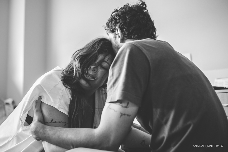 Parto natural hospitalar de Zion, filhos de Eduardo e Márcia Fernandes, fotografado por Ana Kacurin no Rio de Janeiro