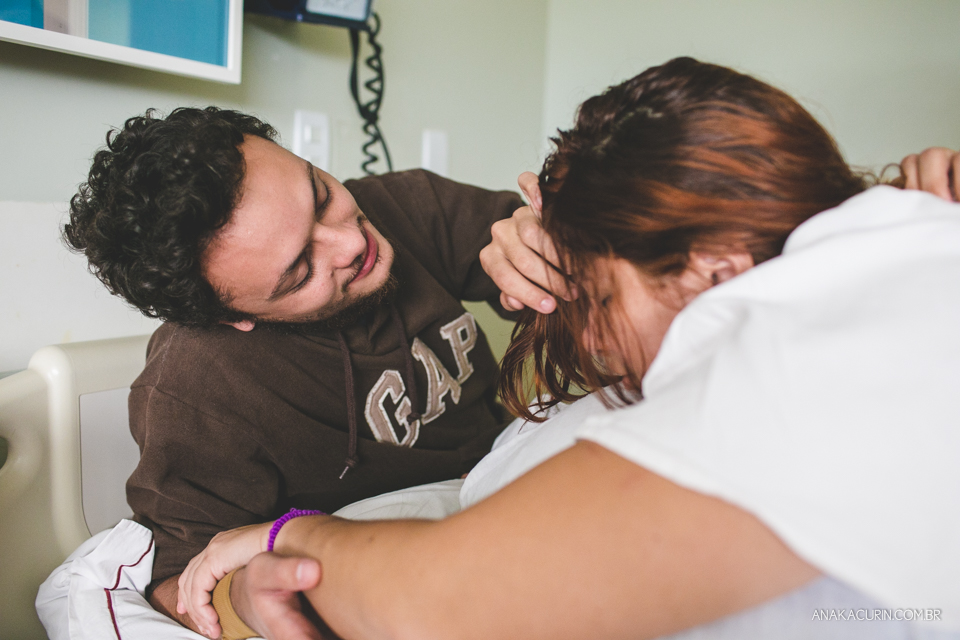 Parto natural hospitalar de Zion, filhos de Eduardo e Márcia Fernandes, fotografado por Ana Kacurin no Rio de Janeiro