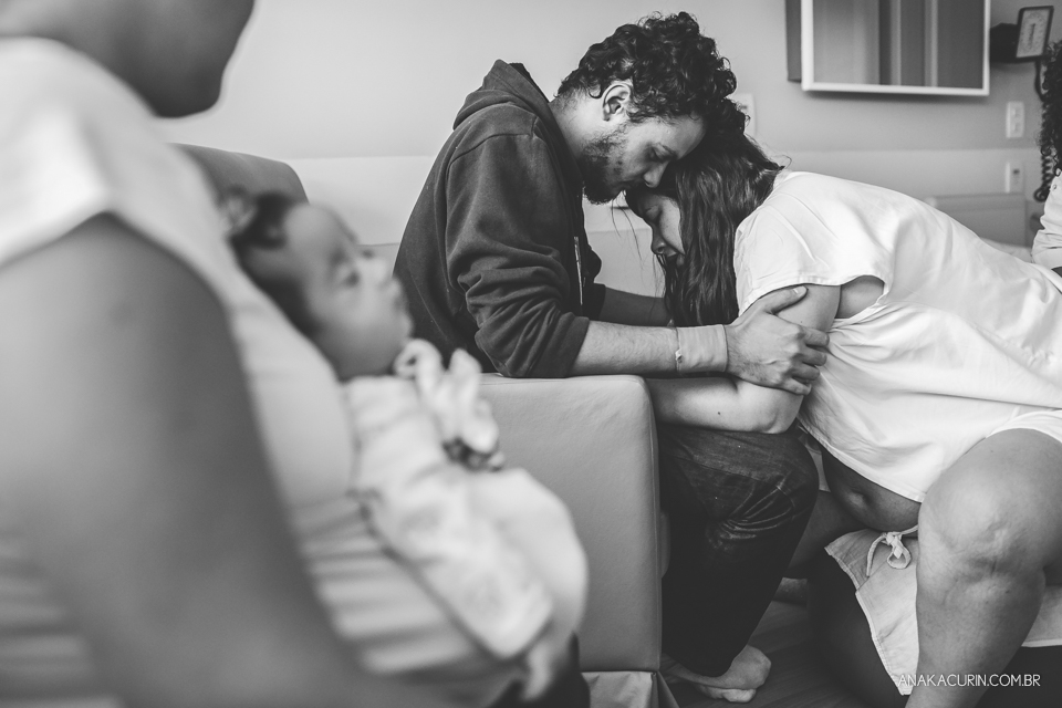 Parto natural hospitalar de Zion, filhos de Eduardo e Márcia Fernandes, fotografado por Ana Kacurin no Rio de Janeiro