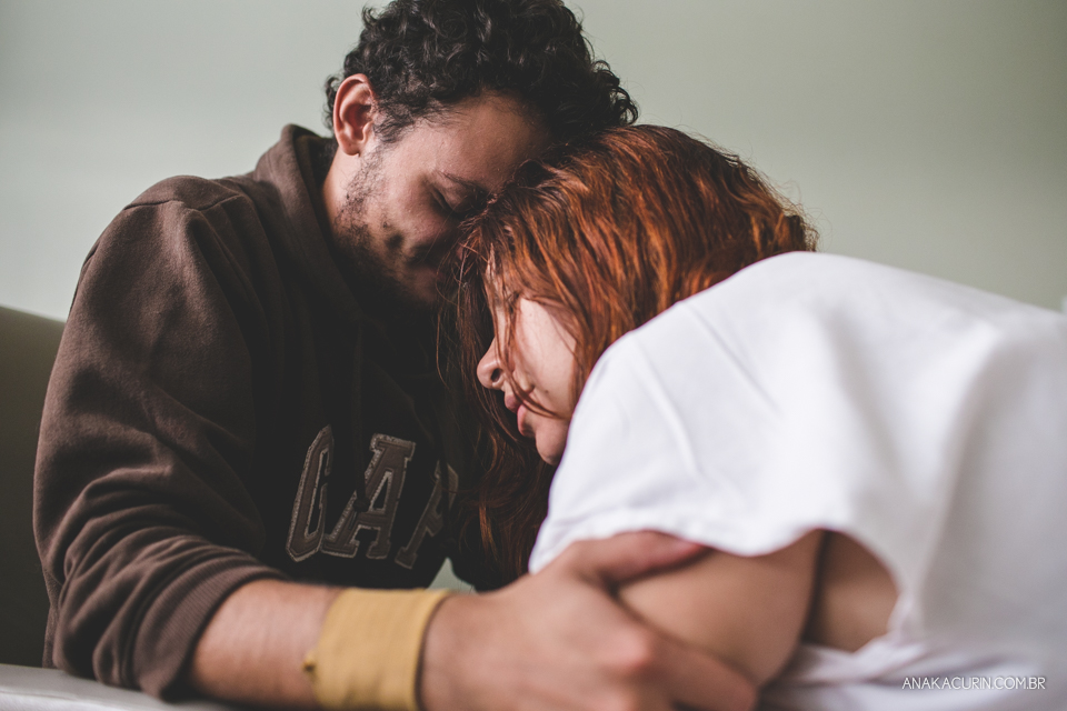 Parto natural hospitalar de Zion, filhos de Eduardo e Márcia Fernandes, fotografado por Ana Kacurin no Rio de Janeiro