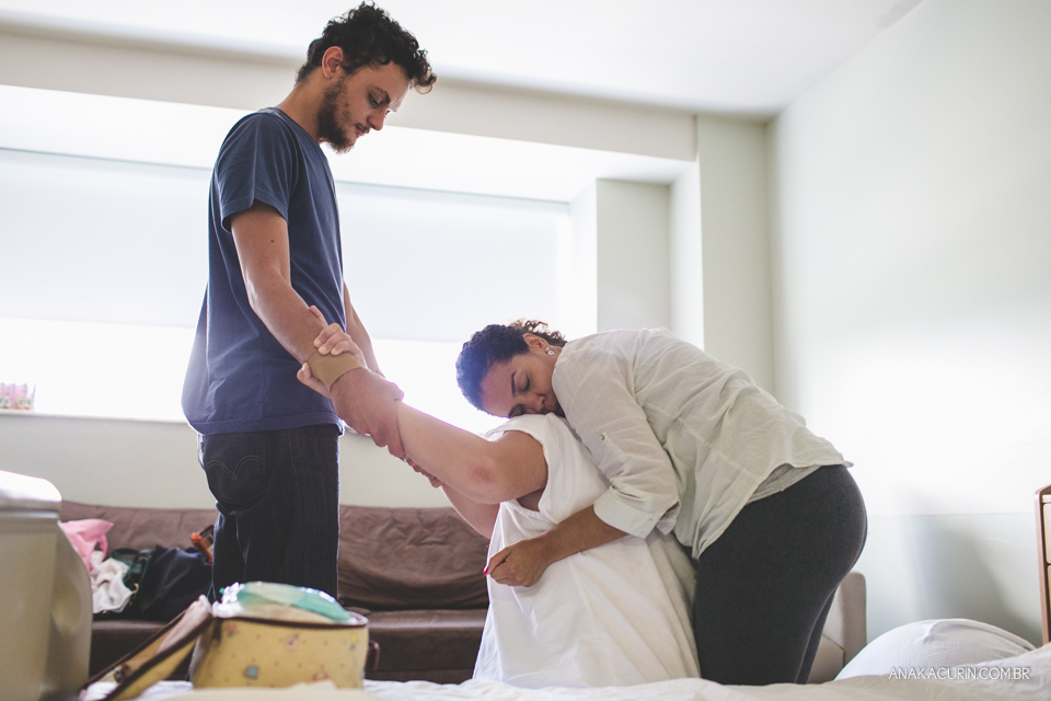 Parto natural hospitalar de Zion, filhos de Eduardo e Márcia Fernandes, fotografado por Ana Kacurin no Rio de Janeiro
