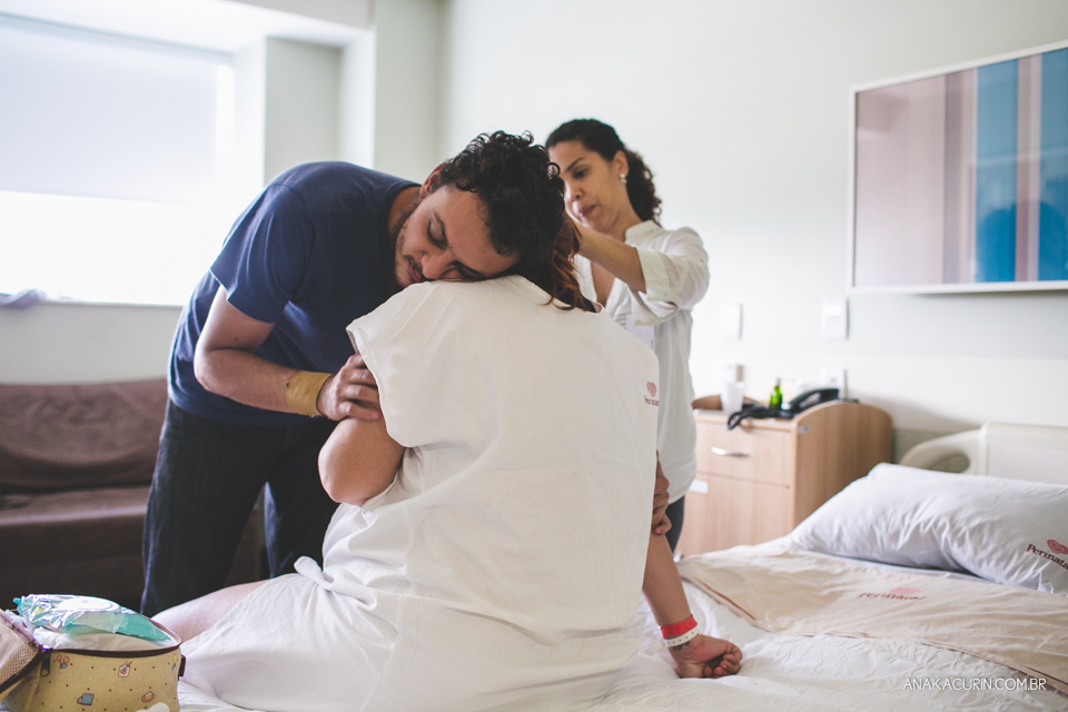 Parto natural hospitalar de Zion, filhos de Eduardo e Márcia Fernandes, fotografado por Ana Kacurin no Rio de Janeiro