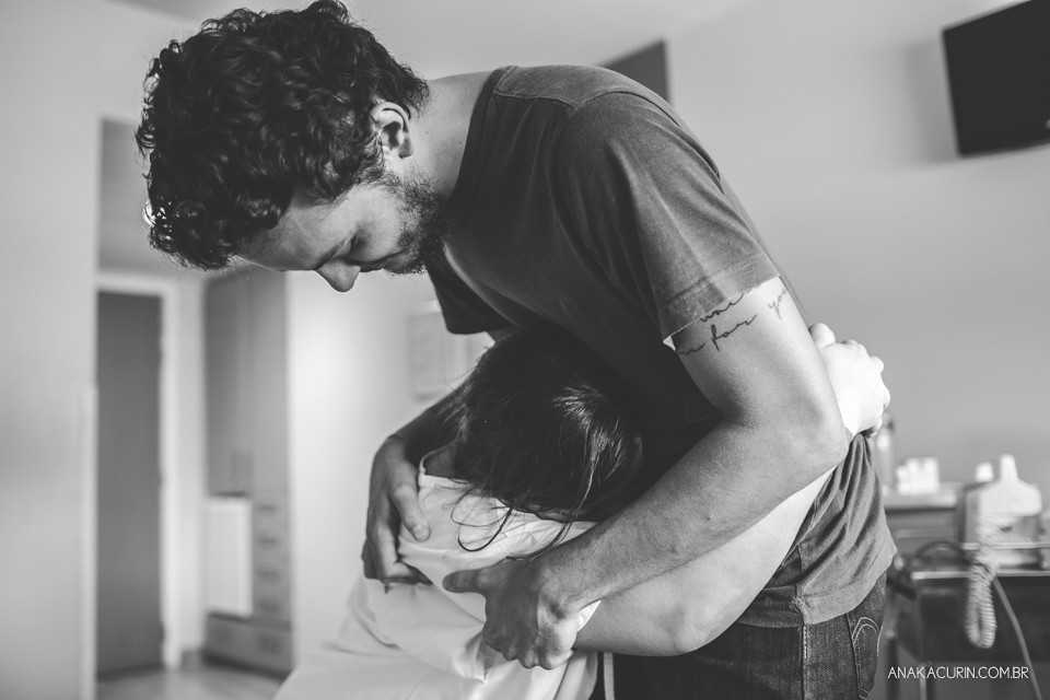 Parto natural hospitalar de Zion, filhos de Eduardo e Márcia Fernandes, fotografado por Ana Kacurin no Rio de Janeiro
