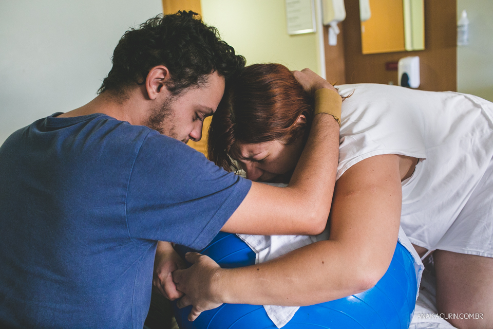Parto natural hospitalar de Zion, filhos de Eduardo e Márcia Fernandes, fotografado por Ana Kacurin no Rio de Janeiro