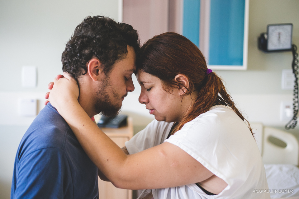 Parto natural hospitalar de Zion, filhos de Eduardo e Márcia Fernandes, fotografado por Ana Kacurin no Rio de Janeiro