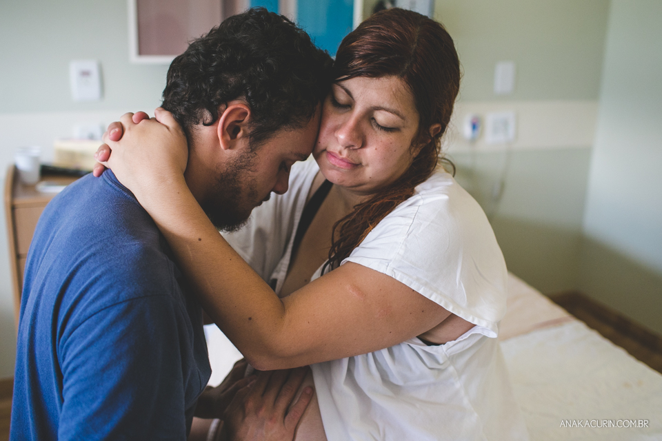 Parto natural hospitalar de Zion, filhos de Eduardo e Márcia Fernandes, fotografado por Ana Kacurin no Rio de Janeiro