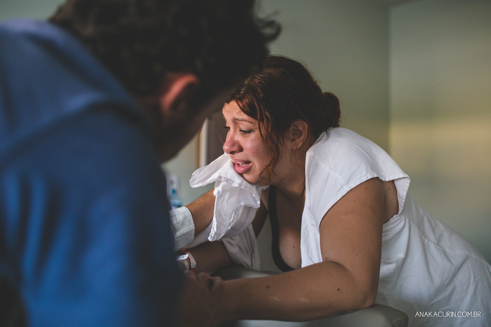 Parto natural hospitalar de Zion, filhos de Eduardo e Márcia Fernandes, fotografado por Ana Kacurin no Rio de Janeiro
