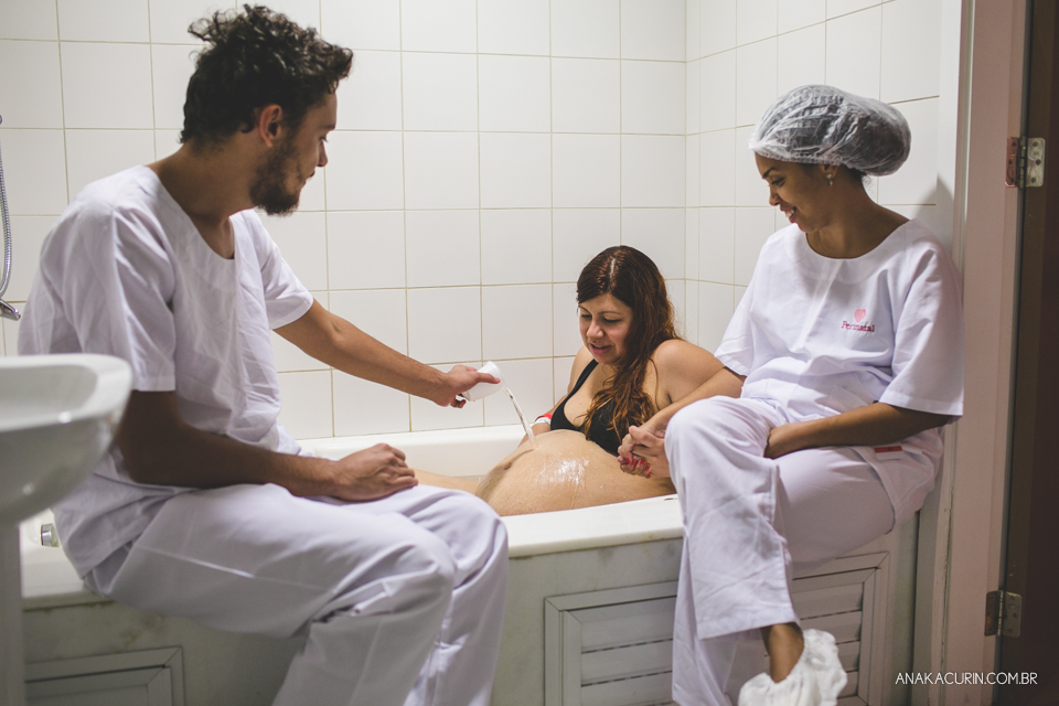 Parto natural hospitalar de Zion, filhos de Eduardo e Márcia Fernandes, fotografado por Ana Kacurin no Rio de Janeiro