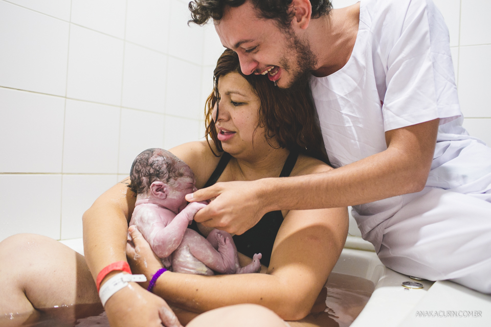 Parto natural hospitalar de Zion, filhos de Eduardo e Márcia Fernandes, fotografado por Ana Kacurin no Rio de Janeiro