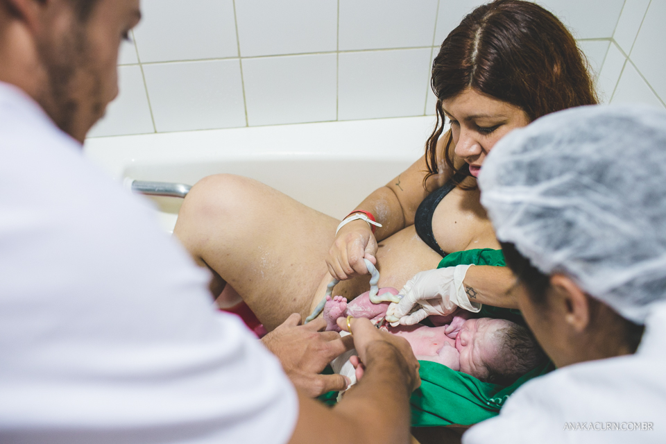 Parto natural hospitalar de Zion, filhos de Eduardo e Márcia Fernandes, fotografado por Ana Kacurin no Rio de Janeiro