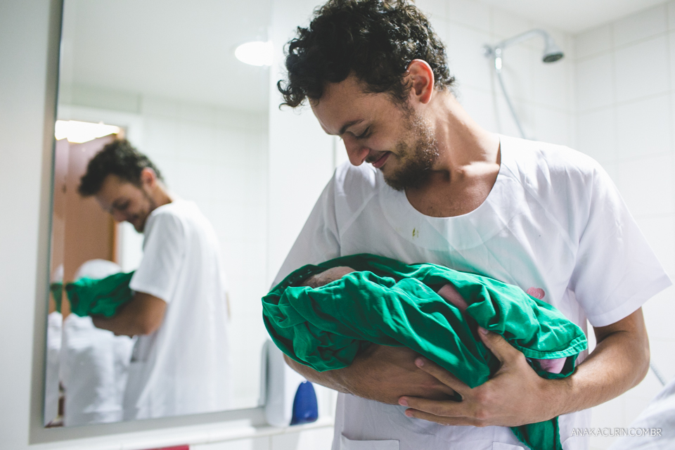 Parto natural hospitalar de Zion, filhos de Eduardo e Márcia Fernandes, fotografado por Ana Kacurin no Rio de Janeiro