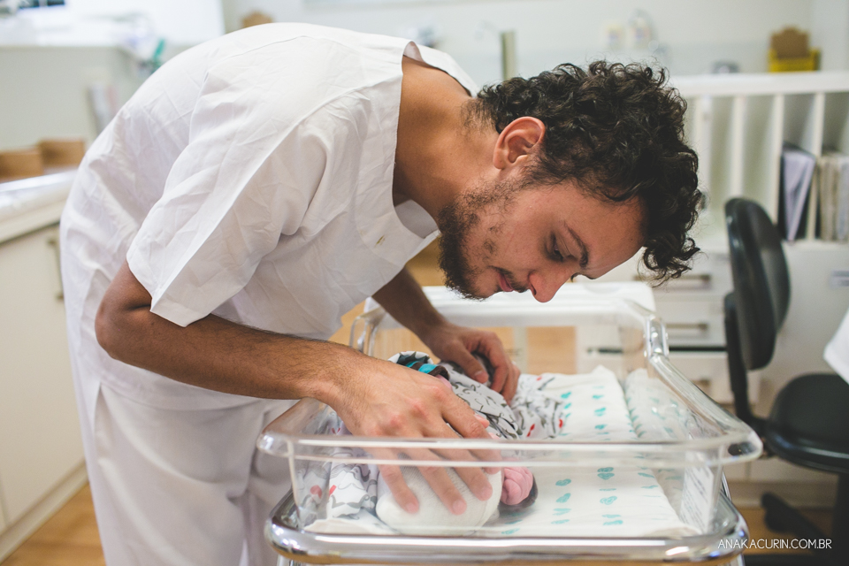 Parto natural hospitalar de Zion, filhos de Eduardo e Márcia Fernandes, fotografado por Ana Kacurin no Rio de Janeiro