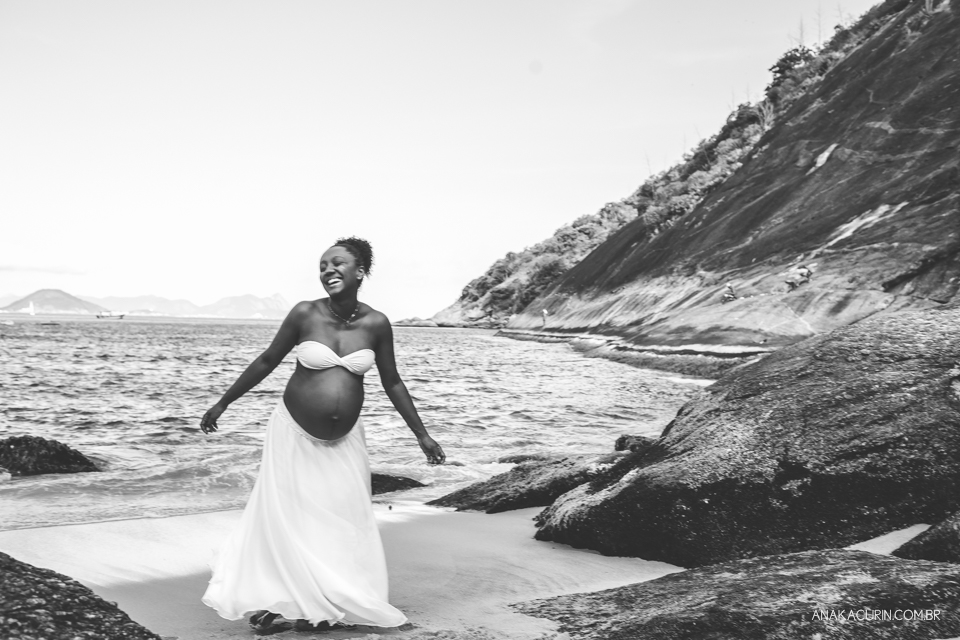 Grávida feliz girando sua saia branca esvoaçante na praia da Urca, no Rio de Janeiro