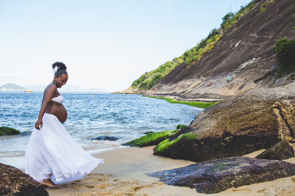 Grávida feliz girando sua saia branca esvoaçante na praia da Urca, no Rio de Janeiro