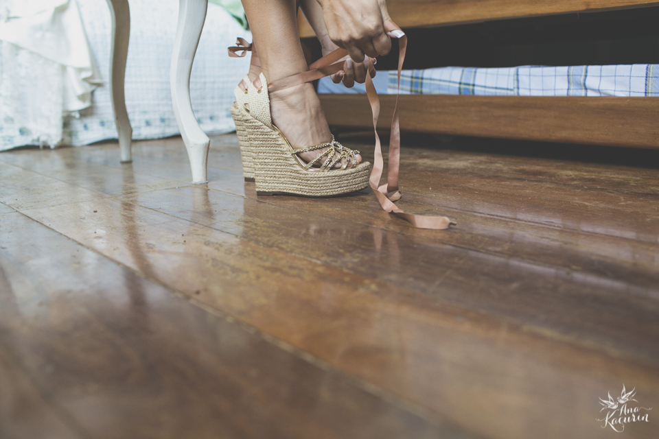 casamento, wedding, casório, casar rj, noivas rj, noiva, noivo, praia, casamento na praia, beach, beach wedding, destination wedding, Yanne, Erik, Cabo Frio, Praia das Dunas, Buzios, Kim Derick Filmes, Ana Kacurin, sapato da noiva, wedding shoes, sapato, 