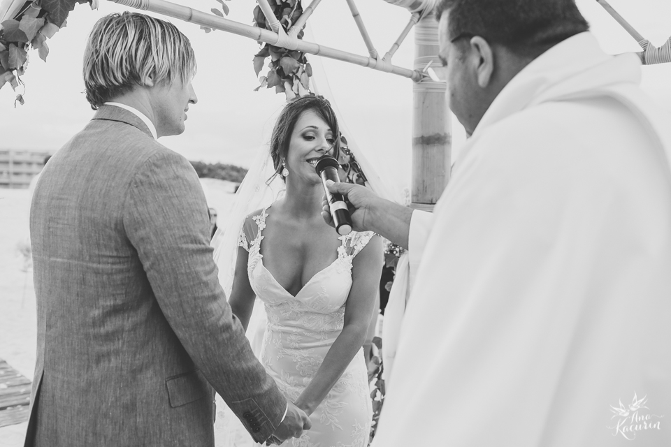 casamento, wedding, casório, casar rj, noivas rj, noiva, noivo, praia, casamento na praia, beach, beach wedding, destination wedding, Yanne, Erik, Cabo Frio, Praia das Dunas, Buzios, Kim Derick Filmes, Ana Kacurin, cerimônia, ceremony, cerimônia na praia,